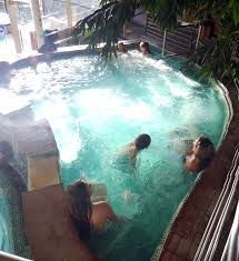 Le centre est doté d'un toit ouvrant : Accueil Bains De Llo