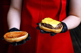 Dies gilt unabhängig davon, ob sie das restaurant zwischenzeitlich verlassen. Der Postillon Wegen Corona Mcdonald S Mitarbeiter Erhalten Anweisung Vorerst Nicht Mehr In Burger Zu Spucken