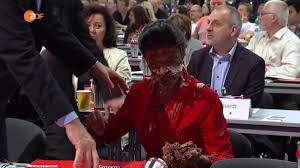 Wagenknecht Mit Torte Beworfen Youtube