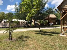 Table pour extérieur en bon état, nouveau fillet. Camping Le Bon Coin Medoc Atlantique