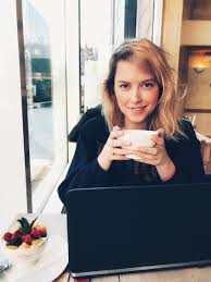 Ze profileert zich als het gezicht van het moderne conservatisme. Els Van Doesburg On Twitter Ik Geef Toe Dat Ik Het Soms Als Het Weer Eens Staking Is Stiekem Leuk Vind Om Met Mijn Laptop Ergens Te Gaan Zitten Voor Een Koffie