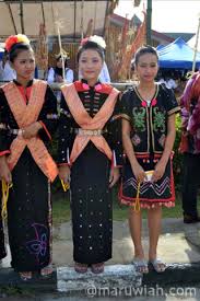 Pakaian istiadat masyarakat kadazan dari penampang. Pakaian Tradisional Etnik Etnik Di Sabah Maruwiah Ahmat
