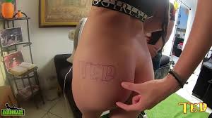 Eu estava terminando a tatuagem quando ele enfiou aquele pau gigante na  minha boca - XNXX.COM
