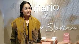 Nama nagita slavina memang selalu berhasil menarik perhatian banyak orang. Sebelum Liburan Keliling Dunia Nagita Slavina Jualan Scraft Di Jakarta Fashion Week 2019 Warta Kota