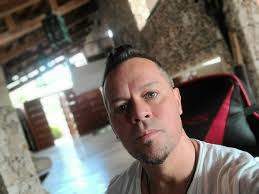 Justin Halladay's Instagram, Twitter & Facebook