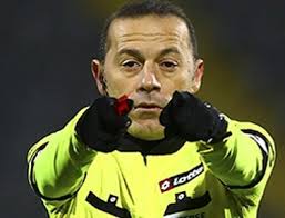 Dililen bilgilere göre başarılı hakemin doğal saçının bu olduğu, kel olan saçını özel bir boya ile boyatarak saç varmış gibi gösterdiği. Cuneyt Cakir In Dev Kazanci Ortaya Cikti