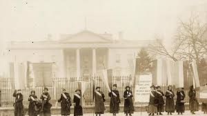 Er sagte mir, dass ich ihn hoch und runter bewegen soll. Frauenwahlrecht 1920 Durften Frauen In Den Usa Zum Ersten Mal Wahlen Gehen Video Welt