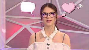 Cleopatra stratan (born 6 october 2002) is a moldovan singer, the youngest person ever to score commercial success, with her 2006 album la vârsta de trei ani (at the age of 3). Cleopatra Stratan Are Sau Nu Iubit Vorbe Bune Youtube