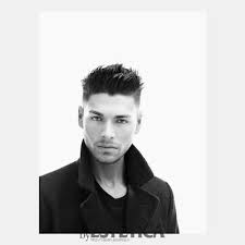 Il ciuffo è simile al pompadour in quanto entrambi richiedono capelli corti sui lati e capelli più lunghi in cima, ma il ciuffo moderno può anche offrire l’aspetto fresco e disordinato. Capelli Corti Ciuffo Uomo