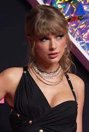 Taylor Swift Gives Us a New Era of Beauty at the VMAs