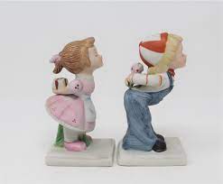 Hi, these are a fancy dressed pair of norcrest japan kissing couple. Figurine Boy And Girl Kissing Porcelain Bisque Korea Vintage Antigo Trunk