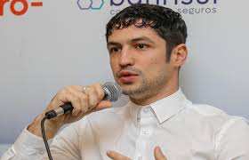 Gabriel Leone sobre trabalhar em 'O Agente Secreto': "foi muito especial  pra mim"