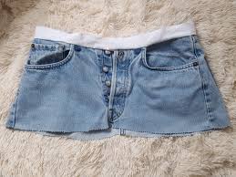 Da wie schon gesagt ist der jeansstoff vielseitig verwendbar und damit lassen sich eine reihe von spannenden diy projekten verwirklichen. Jeans Nein Rock Upcycle Deine Alte Jeans Zu Einem Tollen Jeansrock Bastelrado