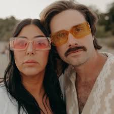 Who can do a mini photo session for my family?