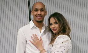 Sustantivo de género exclusivamente femenino, que lleva los artículos la o una en singular, y las o unas en plural. Rebeca Tavares Wiki Fabinho Wedding Children Age Facts