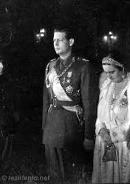 Regele mihai, împreună cu soția sa, regina ana și fiicele lor, principesele elena și margareta, citind o poveste înainte de culcare. 400 Regele Mihai Al Romaniei Ideas Romani Regalitate Familii Regale