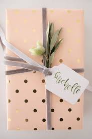 Geschenke Schon Verpacken Rosa Verpackung Mit Kleinen Pflanzen Und Lila Band Geschenke Schon Verpacken Geschenke Geschenke Verpacken Mit Blumen