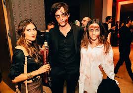 Get in touch with capucine anav✔ (@capucineanav1) — 2478 answers, 68592 likes. Laurie Cholewa Enceinte Face Au Terrifiant Couple Alain Fabien Delon Et Capucine Anav Elle