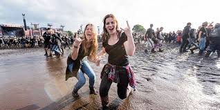 Die ungewöhnliche hitze ist auch hier ein thema, aber die getränkezufuhr. Wacken Open Air Heidrun Regelt Das Emma