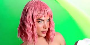 Mujer trans se operó para ser igual a Belinda y así cobrar en shows en  México