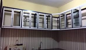 Lemari dapur gantung bisa menjadi solusi untuk membuat dapur jadi lebih rapi juga bisa menghemat ruang dapur apartemen kamu. Lemari Gantung Aluminium Dapur Home Desaign