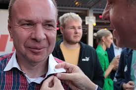 Berlins Finanzsenator wird mit dem Pader-Pfau ausgezeichnet