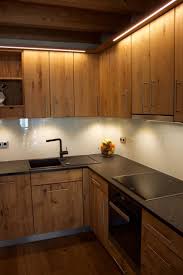Raumhohe Massivholzkuche In Eiche Wildholz Mit Granit Arbeitsplatte Antik Geflammt Kuche Von Henche Mobel Solid Wood Kitchens Wood Kitchen Small Kitchen Decor