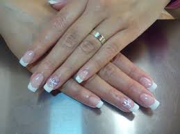 Las uñas acrílicas o de porcelana , se aplican con un molde especial o tips que se adaptan de manera perfecta a tu uña natural para retirar las uñas acrílicas, sólo es necesario utilizar un removedor especial sin el riesgo de dañar la uña natural. Los Mejores Disenos Para Unas Muy Naturales Belleza