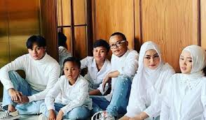 Begitu juga dengan andre dan sule. Foto Keluarga Bersama Nathalie Holscher Dan Anak Anak Sule Bismillah Seleb Tempo Co