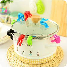 C 1 26 Pas Cher 2016 Petit Homme Elever Pot Couverture Silicone Deversement Preuve Anti Debordement Outils Telephone Porta Gadget Cuisine Multifonction Gadget