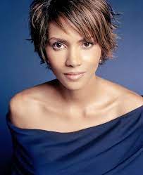 James Bond Girl N 20 Halle Berry Est Giacinta Jinx Johnson 2002 Meurs Un Autre Jour Die A Halle Berry Wedding Hairstyles For Women Halle Berry Style
