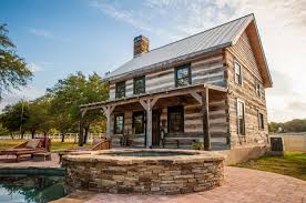 896 Sq Ft Poolside Rustic Timber Cabin Small Rustic House Old Farm Houses Farmhouse Exterior