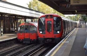 Se inregistrau aproape 30.000 pasageri pe zi, in trenuri care plecau din zece in zece minute. Metrorex Versus Underground O ComparaÈie Intre Metroul Din BucureÈti Èi Metroul Din Londra