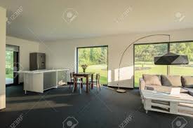 Geraumiges Interieur Mit Offener Kuche Esstisch Sofa Kleinem