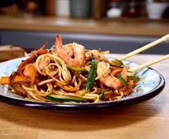 Saute De Nouilles Aux Crevettes En 25 Minutes Recette En 2020 Nouilles Aux Crevettes Nouilles Recettes De Cuisine