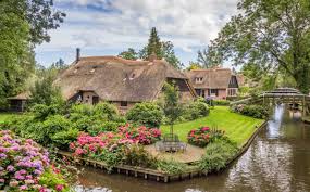 You can bring your own boat or rent. Giethoorn Niederlande Das Venedig Des Nordens Geo