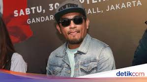 Hari ini kau datang riang tersenyum buatku senang kau hias dirimu membuat hati bertambah sayang tapi wajahmu semalam muram mengapa dewi men. Lirik Lagu Malaikat Juga Tahu Dan Cerita Di Baliknya