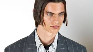 Voir plus d'idées sur le thème coiffure homme, coiffure, coiffeurs pour homme. Les Tendances Coiffures Homme Les Coupes Cheveux Des 90 S Reviennent En Force Vogue Paris