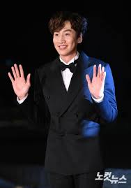In 2015, kwang soo played the protagonist in the film 'collective invention,' who has a condition where he has side effects from a new drug. Lee Kwang Soo Running Man And Farewell The Last Recording Today