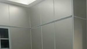 Finishing almari pakaian minimalis duko putih yaitu glossy duko putih yang memang sangat cocok dengan desain almari ini. Lemari Pakaian Aluminium Pembuat Lemari