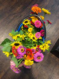 There are many ways that you can creatively arrange flowers but for the beginner, a favourite vase of beautiful flowers can look stunning. How To Create A Cut Flower Garden For Beginners Step By Step