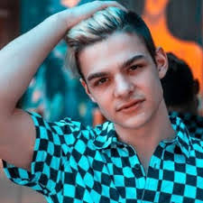 Luke Henry's Instagram, Twitter & Facebook