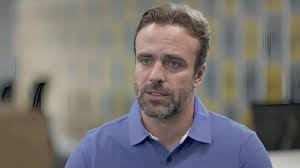 Roger Flores se impressiona com goleiro fora da curva no Brasil