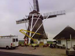 La speranza è un mulino sulla woldweg in paese kropswolde in provincia groningen. Schilderwerk Molen De Hoop Kropswolde Ippen Nl