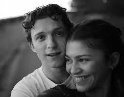 Z went out for a birthday dinner with Tom, Hunter, Darnell, Law and her mom  in New York(9/1/22)🥺🤍