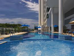 Le méridien kota kinabalu, un hotel internacional de 5 estrellas ubicado en el corazón de la ciudad, ofrece alojamientos de lujo con vista al mar, restaurantes, una piscina al aire libre, bar en la piscina y sofisticados lugares para reuniones, conferencias y eventos privados. Conde Nast Traveler