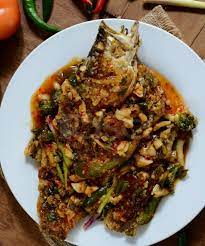 2 labu bawang besar 4 helai daun limau purut 2 batangs erai 1 kukus sehingga ikan masak atau selama 30 minit. 2 Resipi Paling Mudah Sedap Untuk Masak Ikan Siakap