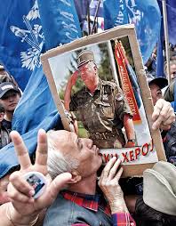 Kožna jakna „motorka i farmerice bile su mu isto što i zagoru te neju majica sa karakterističnom znakom, ili bleku steni krzneni prsluk i kapa od dabrovine. Vreme 1065 Mladic Kao Deo Folklora Podigle Se Natovske Sile Da Bi Ratka Zivog Uhvatile