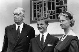 Kungen dies like the biggest noob on his wizard! 9 Underbara Bilder Pa Kung Carl Gustaf Som Barn Allt Om Kungligt