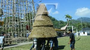 Pohon natal ini dibuat dari banyak tutup botol bekas. Pohon Natal Unik Di Toraja Berbahan Rumput Dan Bambu Fajar